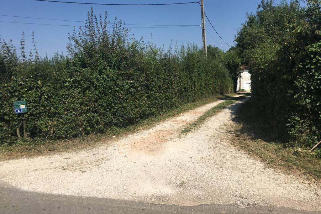 Logement Independant Le Poulailler Proche Guedelon Треньї Екстер'єр фото