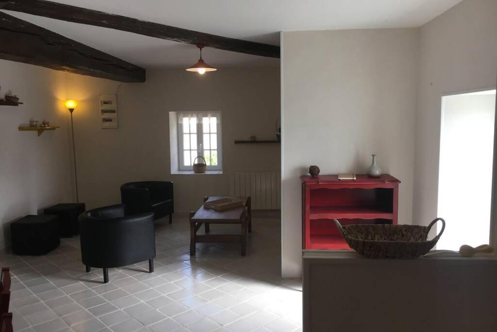 Logement Independant Le Poulailler Proche Guedelon Треньї Екстер'єр фото